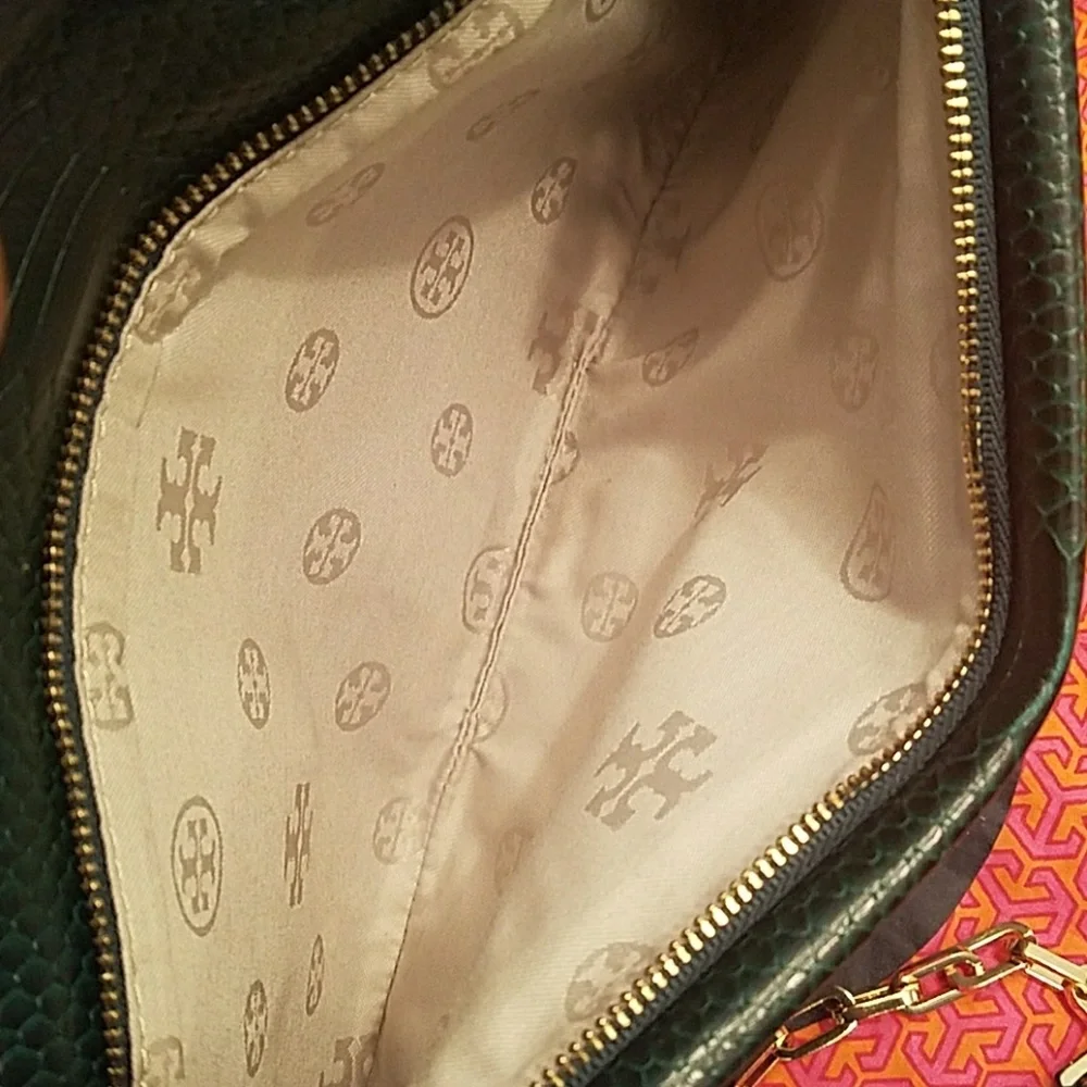 ⚘️⚘️EMBOSSED TORY BURCH REVA IN BEAUTIFUL DARK GREEN⚘️⚘️